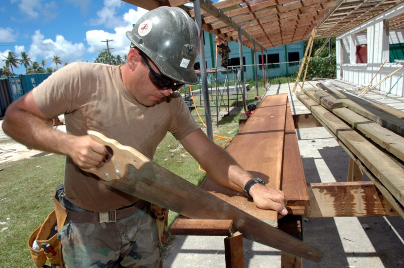 ebeniste-VILLENEUVE LOUBET-min_worker_construction_building_carpenter_male_job_build_helmet-893290